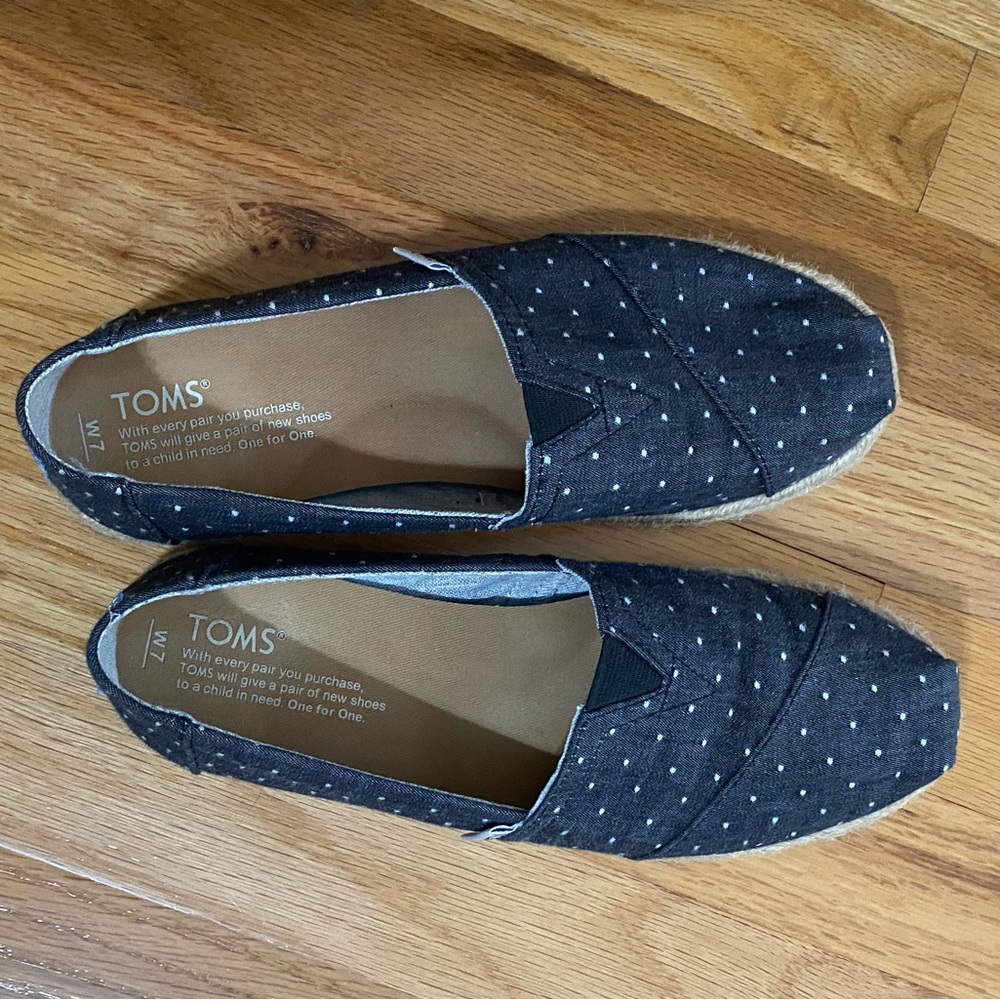 Toms Size 7 Chambray Dot Classic Slip-ons. Excellent condition.